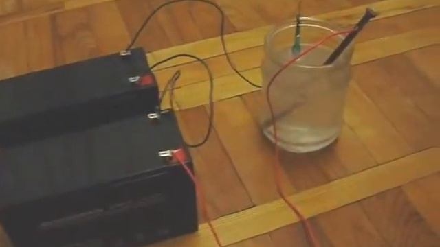 Электролиз воды выделение водорода . сода вода и столь 24 вольта смотреть онлайн