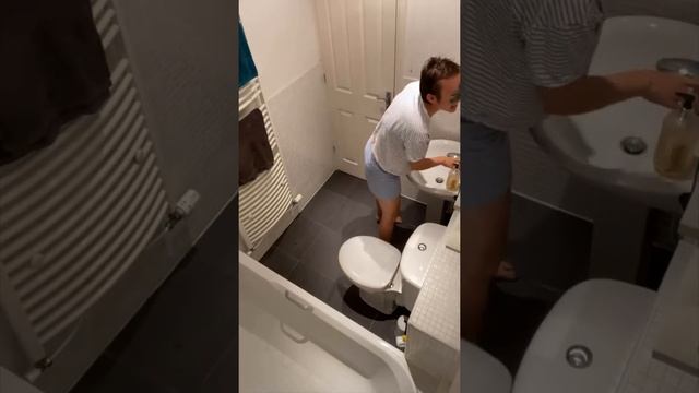 What's in your toilet? (hidden camera) смотреть онлайн