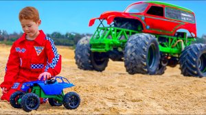 Дети играют с настоящими монстр-траками 🛻