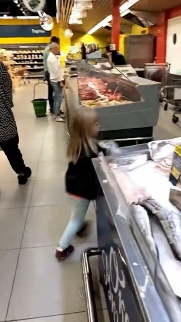 ПЛАКАЛИ ВСЕ ПРОДАВЦЫ В ПЕРЕКРЁСТКЕ 😭 смотреть онлайн