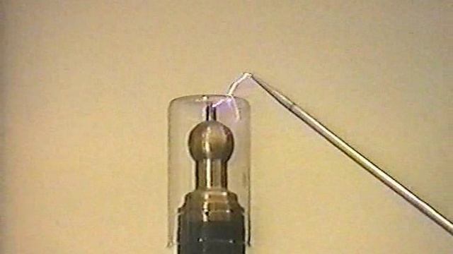 Физика. Опыты. Электричество и магнетизм. Высокочастотные токи. Ток смещения смотреть онлайн