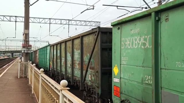 Тепловоз 2ТЭ116К-1020 с грузовым поездом и приветливым машинистом смотреть онлайн