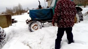 мтз-82 в снегу с дровами