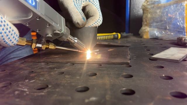 Сварка титана аппаратом ручной лазерной сварки СВАРОГ Laserweld 2000 смотреть онлайн