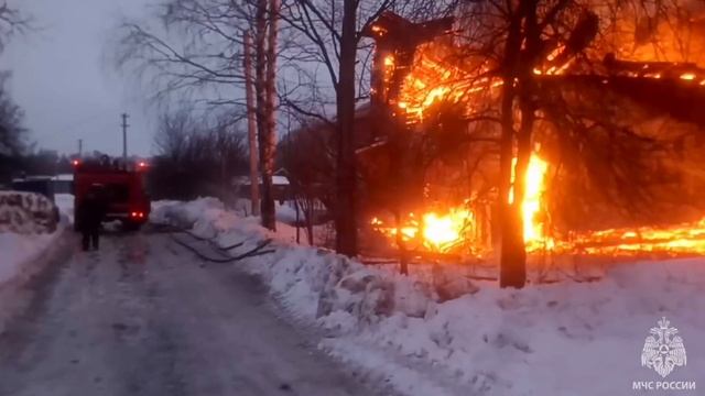 В Кимрском округе огнеборцы пытаются потушить сильный пожар смотреть онлайн
