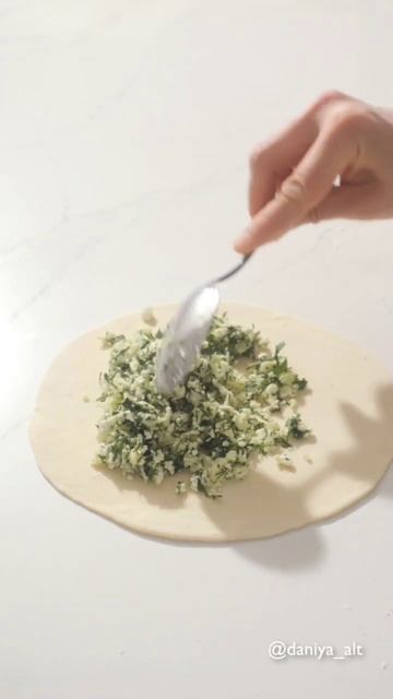 Сегодня рецепт лепешек с зеленью, творогом и сыром😋 смотреть онлайн