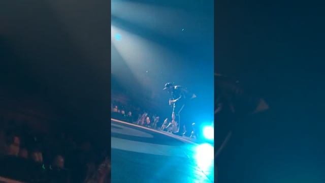 Cole Swindell - Front Row of Pit-He touched my hand!-Middle of a Memory 10/18/19 смотреть онлайн