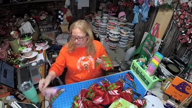 Krazy Mazie Kreations ~ How to make Christmas Wreath using Pine Evergreen Frame with Poof Method смотреть онлайн