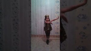 Кара жорго. Маленькая девочка танцует