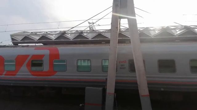 Электровоз ЭП2К-190 с фирменным поездом №015А "Арктика" Мурманск-Москва прибывает на 5 путь. смотреть онлайн