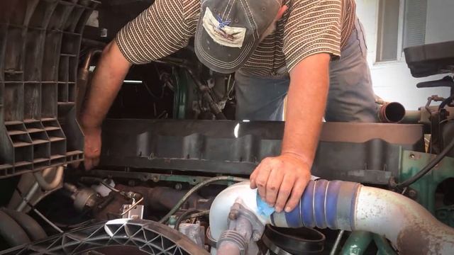 Changing Injectors in a Volvo D-13 (Part 3 of 17) / Grey Wolf / 96441/556859 смотреть онлайн