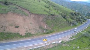 Парапланерист напугал орла в полёте