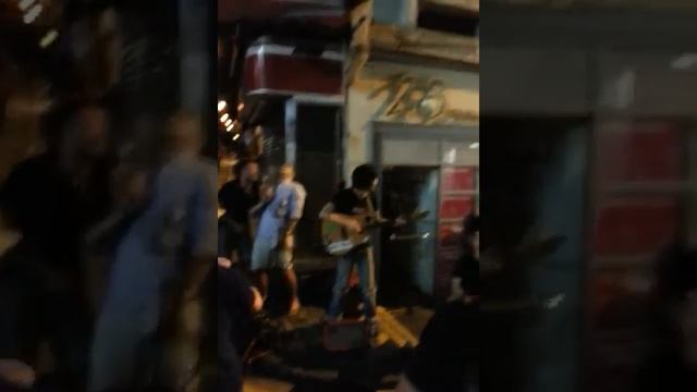 Lan Kwai Fong уличное пение, Oasis - Wonderwall смотреть онлайн
