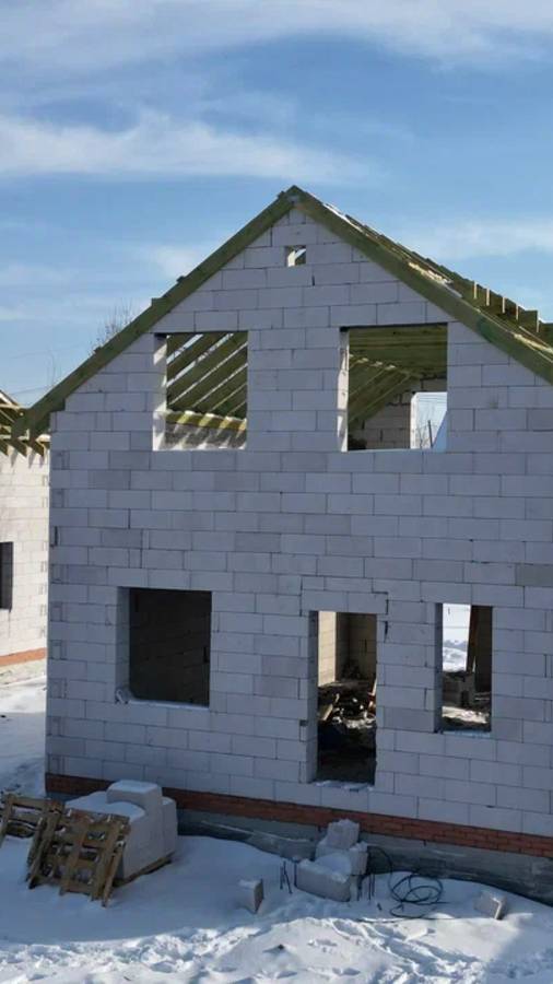 Дома на этапе строительства, Красное поле