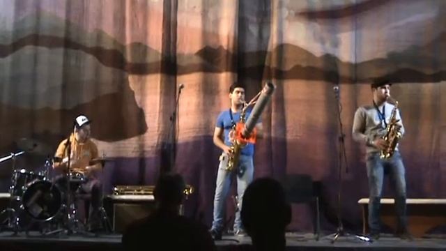 Саксофонист играет на дорожном конусе и куске водопроводной трубы смотреть онлайн