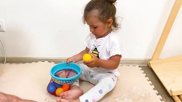 Лина Малина закидала папу шариками! Игры с папой. Видео для детей смотреть онлайн