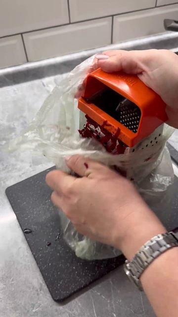 Полезный совет как аккуратно натереть свеклу на тёрке смотреть онлайн