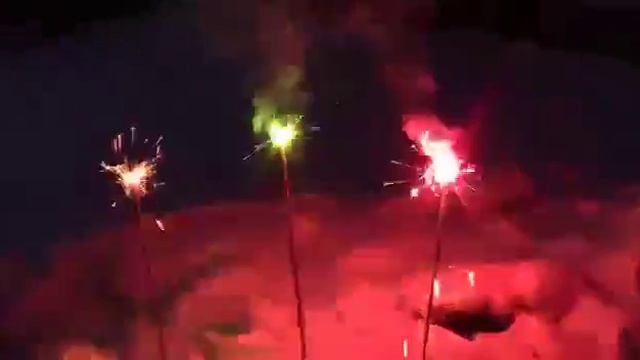 СБ650Ц4 Бенгальские свечи цветопламенные упаковка 4 штуки (650 мм - 4 мин).mp4 смотреть онлайн