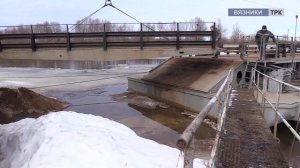 В Вязниках развели понтонный мост через реку Клязьма.
