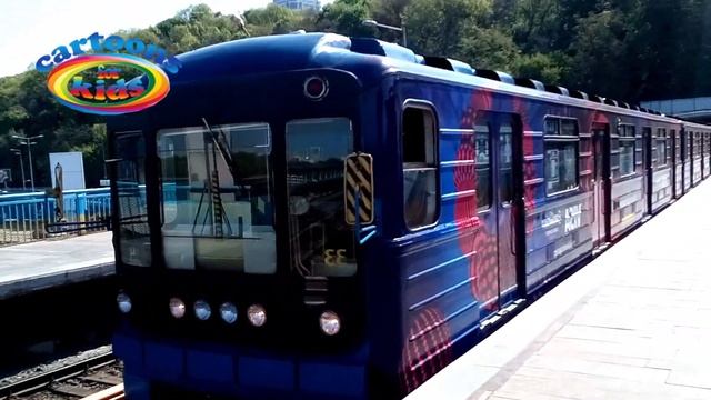 Метро в Киеве / Поезда для детей и цветные вагоны / Metro in Kyiv и рекламные вагоны смотреть онлайн