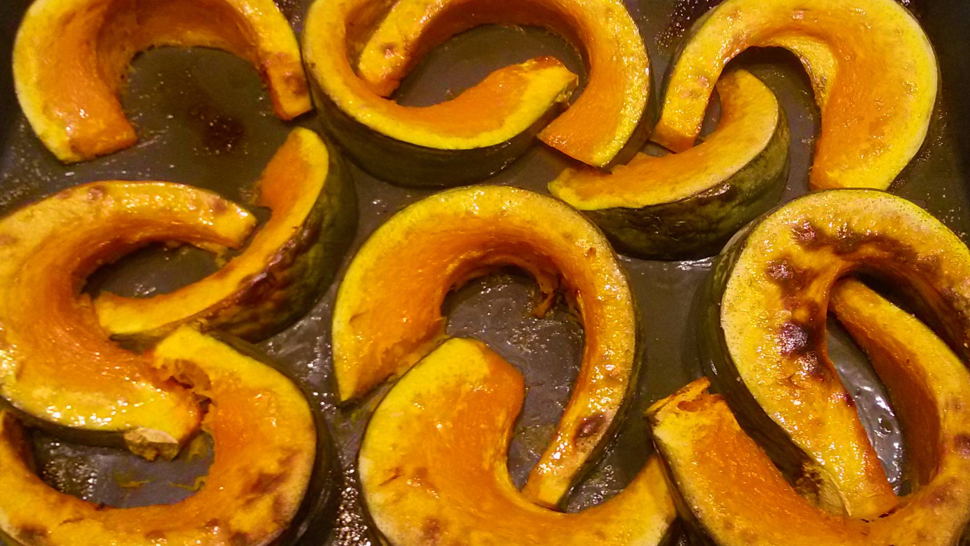 Тыква запеченная в духовке - быстро и вкусно. Рецепт запеченной тыквы с сахаром и сливочным маслом. смотреть онлайн