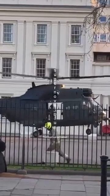 В сети появилось видео Зеленского в Лндоне. Расхаживает в шлеме, чтобы не прилетела пуля в голову смотреть онлайн