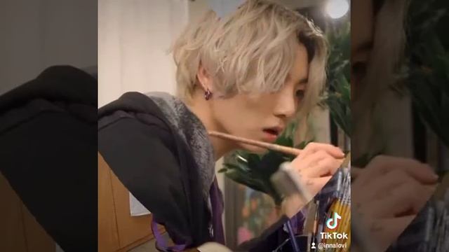 BTS.Чудак художник ... смотреть онлайн