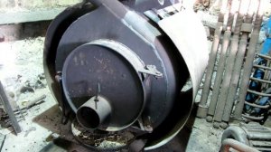 Печь буржуйка работает на отработке и дровах.