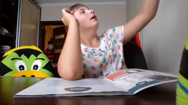 Розпаковка подарков бутси і журнал