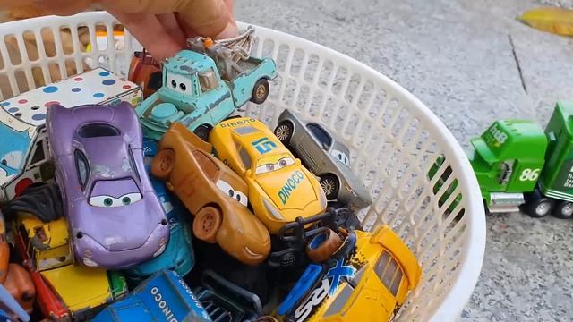 Looking For Disney Pixar Cars On The Rocky Road : Lightning Mcqueen, Cruz Ramirez, Francesco, Storm