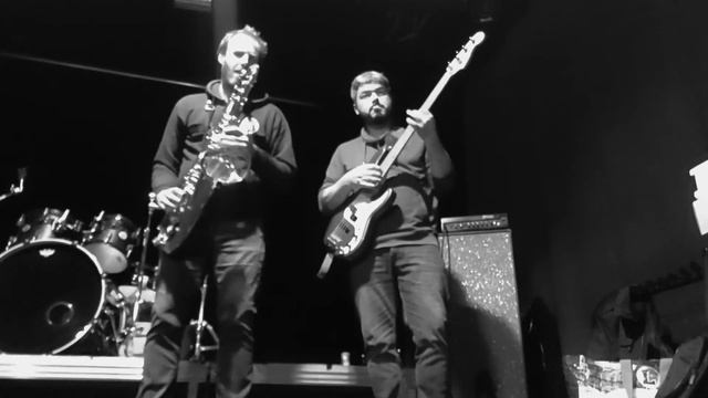 Blues jam - Bass and tenor saxophone - improvisation смотреть онлайн