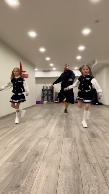 Drop - Trend | #shorts Cutting Shapes/Shuffle Dance by Kolya Korolev & Liza & Sofi смотреть онлайн