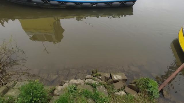 Veerpont Megen van de gierinstallatie afhalen aan het einde van het hoog water seizoen. смотреть онлайн