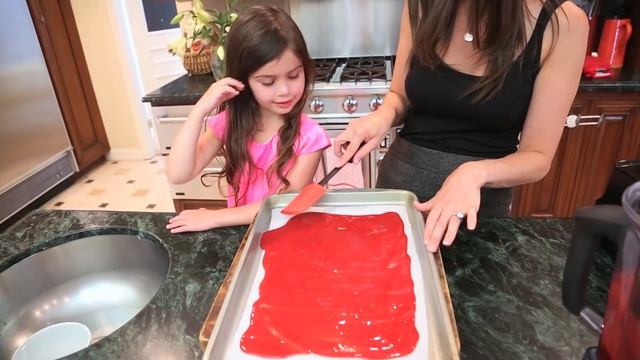 EAT | HOMEMADE FRUIT ROLL UPS смотреть онлайн