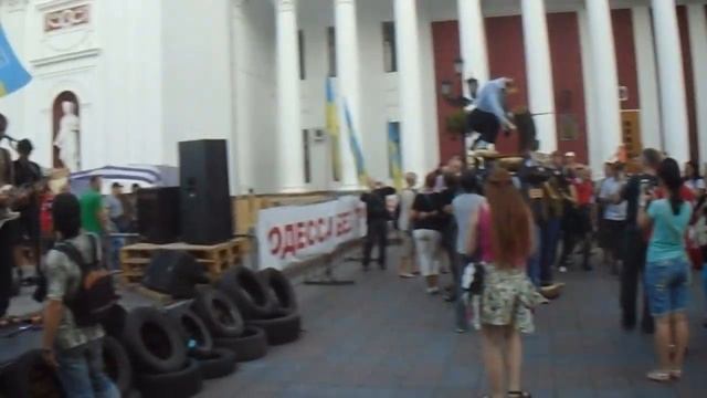 Одесса против Труханова. Открытие скульптуры "Гопник и фавориты" 10 июля 2016 смотреть онлайн