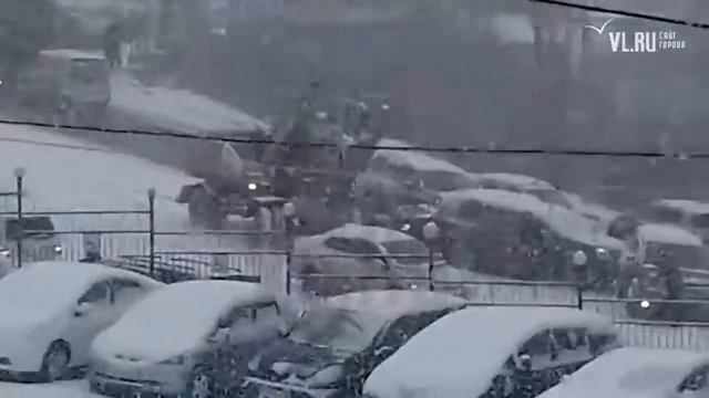 ВЛАДИВОСТОК ПЕРВЫЙ СНЕГ Экскаватор понесло на машины смотреть онлайн