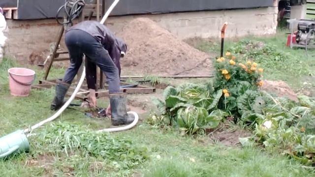 ТРУБА С ПОМПЫ ВСЁ ВРЕМЯ ЗАБИВАЕТСЯ ПЕСКОМ.СЛОЖНЫЕ УСЛОВИЯ.👷👷👷💧🚿🚰 смотреть онлайн