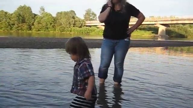Джоконда с детьми первый раз на речке. 30.06.2017. Счастье продолжается. смотреть онлайн