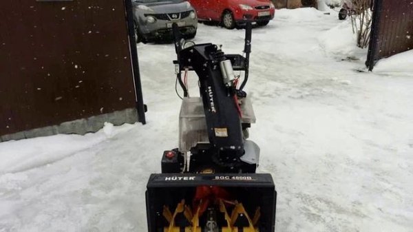 Снегоуборщик Huter SGC 4800В. Дополнительные прорези в венце желоба.