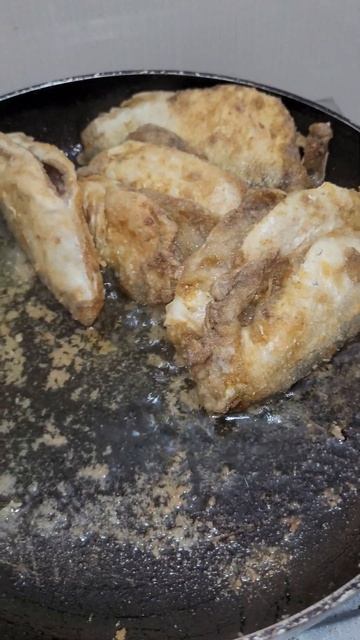 Жарю макрель, которую только что купил у рыбака прямо на пляже, у моря из сетей! मैकेरल अरामबोल मछल смотреть онлайн