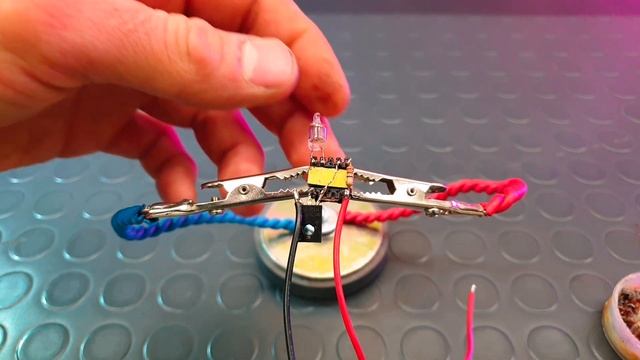 DIY mini inverter! 1.5 V to 220 V. DC to AC Inverter.⚡ Лесен инвертор от старо зарядно!⚡ смотреть онлайн