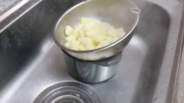 열심히 일하고 온 아내를 위한 맛있는 스테이크, 매쉬 포테이토, 그리고 버섯 크림 스프 смотреть онлайн