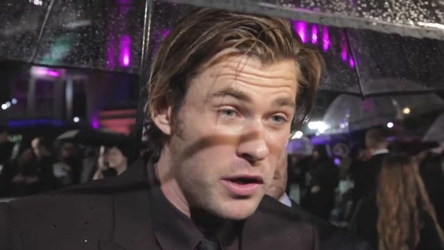(Very wet) Natalie Portman, Kat Dennings & Chris Hemsworth interviews at Thor 2 premiere in London смотреть онлайн