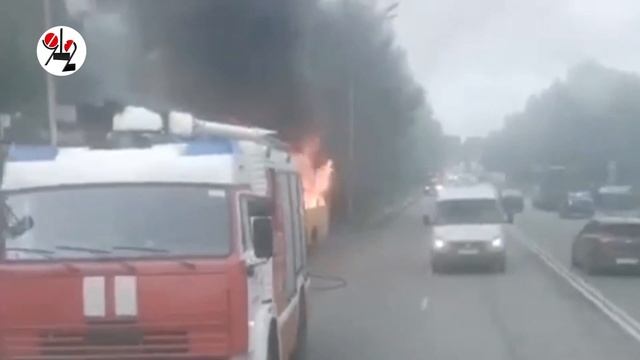 Горящий автобус запалил остановку. Real video смотреть онлайн