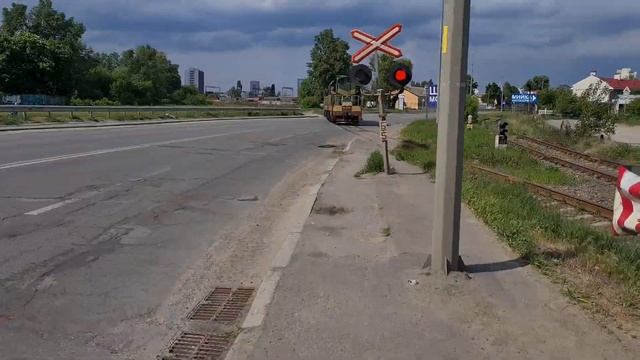 ТЕПЛОВОЗ ЧМЭ3Т-6390 С ПРИВЕТЛИВОЙ ЛОКОМОТИВНОЙ БРИГАДОЙ ТИФОН ГУДОК ГРОМКИЙ СЛЕДУЕТ РЕЗЕРВОМ смотреть онлайн