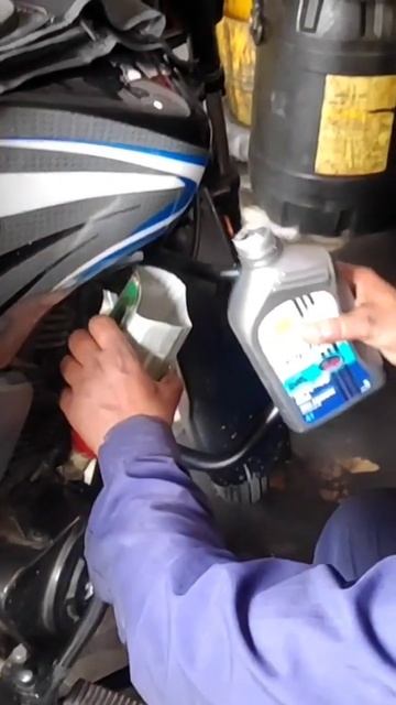 Shell Advance Ultra 10w-40 in TVS Sport (110 CC) Bike - 100% Synthetic Oil #shorts смотреть онлайн
