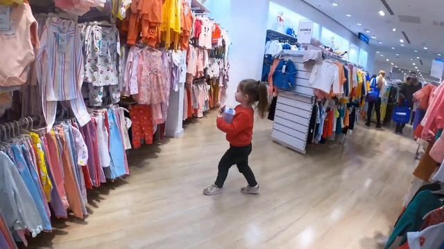 Сестрички клубнички в торговом центре. Сестрички лайф. Влог видео для детей.