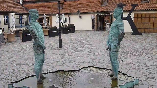 Pissing Men in Prague. смотреть онлайн