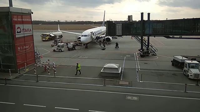 Скорость обслуживания самолета в аэропорту Вроцлава. Оборот за 25 минут смотреть онлайн
