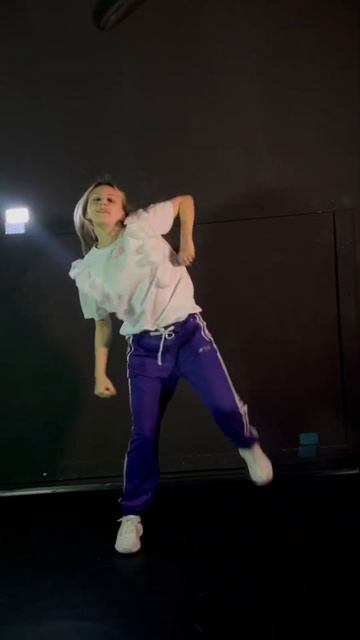 Учим легкий танец! Урок в профиле уже завтра! #dance #hiphopdancer #hiphopdance #hippopdance смотреть онлайн